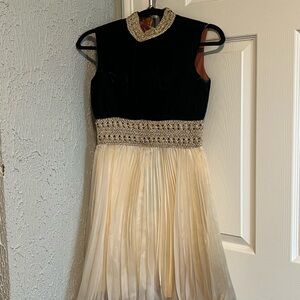 Elegant Vintage Green and Gold Sleeveless Dress